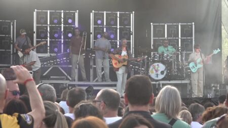 Actuació de música en directe del grup Els Catarres dalt de l'escenari durant el festival Lo Riu Sona a Amposta, al Montsià.