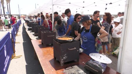 Participants cuinant al concurs gastronòmic de la Diada dels Fideus Rossejats al port de l'Ametlla de Mar, Baix Ebre.