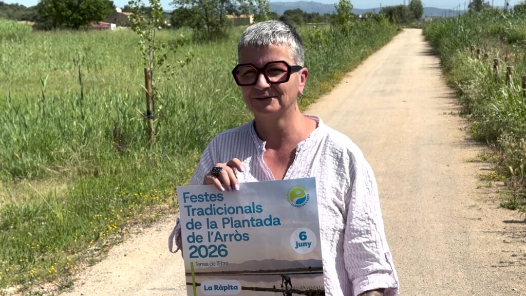 Helena Queral, regidora de Turisme de la Ràpita, mostra el cartell de la Festa de la Plantada 2026.
