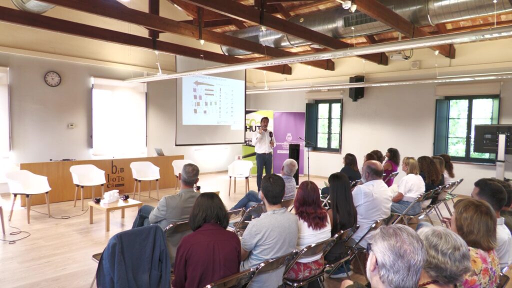 Presentació del ponent durant la segona Jornada Directiva de l'HUTVC a la biblioteca de Roquetes, Terres de l'Ebre.