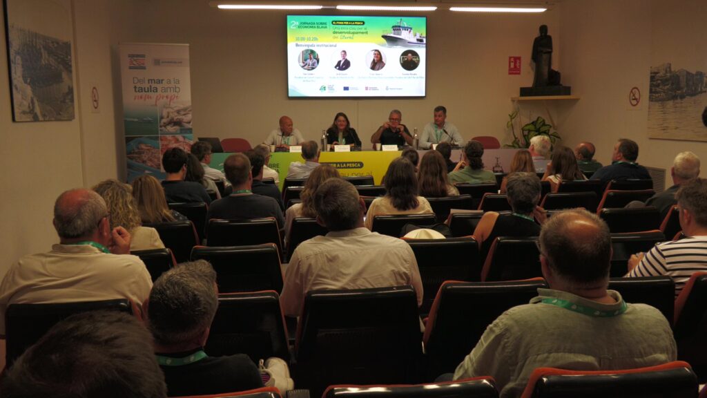 Auditori ple durant la segona Jornada d'Economia Blava de les Terres de l'Ebre a l'Ametlla de Mar.