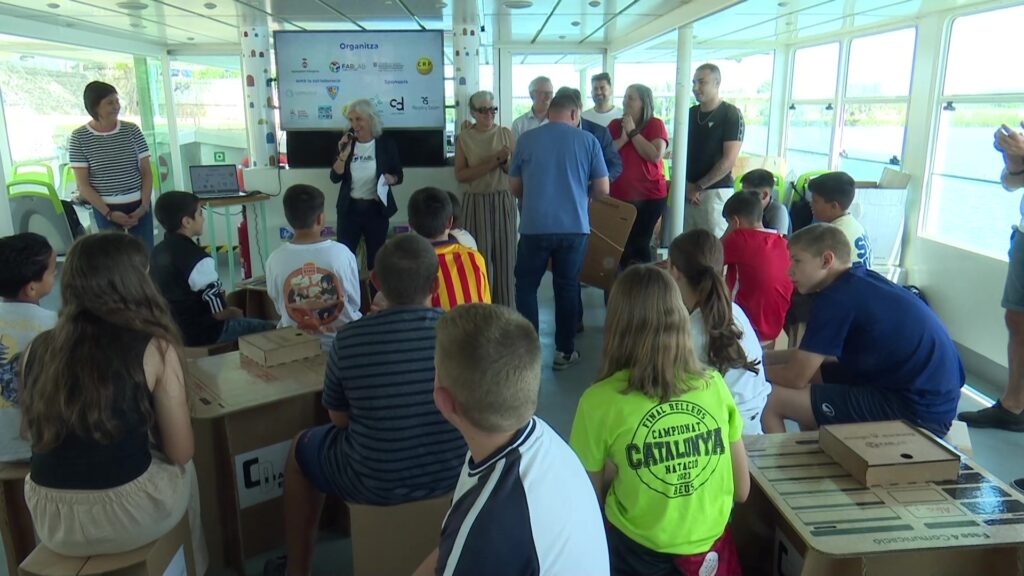 Una quarantena d’alumnes d’Amposta busquen solucions d’innovació social a la primera Hackató de les Terres de l’Ebre Alumnes de primària i autoritats locals a la cloenda de la Hackató del FabLab Terres de l'Ebre a Amposta.