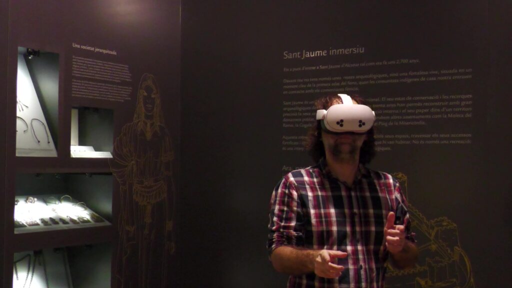 Un visitant utilitzant ulleres de realitat virtual a la sala d'arqueologia de l'exposició permanent del Museu de les Terres de l'Ebre a Amposta.