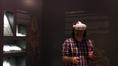 Un visitant utilitzant ulleres de realitat virtual a la sala d'arqueologia de l'exposició permanent del Museu de les Terres de l'Ebre a Amposta.