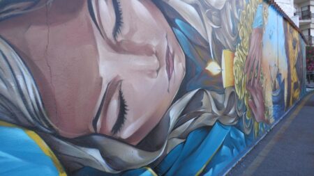 L’Ametlla de Mar renova el mural del carrer Miramar de la ruta Efímurs Mural d'art urbà Efímurs al carrer Miramar de l'Ametlla de Mar, al Baix Ebre, amb el rostre d'una dona i elements mariners.