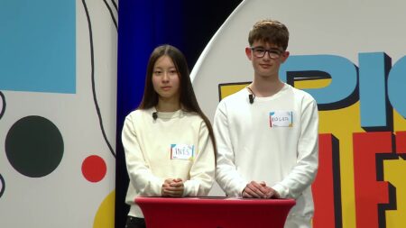 Els alumnes Inés i Roger de l'Institut de Camarles preparats darrere del taulell roig al plató de televisió del concurs Pica Lletres.