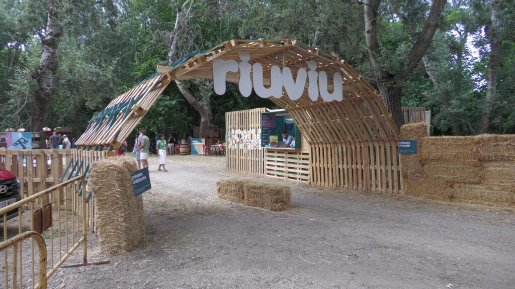 Portal d'entrada de fusta del festival RiuViu instal·lat en un entorn natural a Aldover, Baix Ebre.