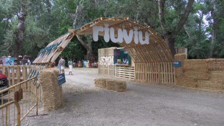 Portal d'entrada de fusta del festival RiuViu instal·lat en un entorn natural a Aldover, Baix Ebre.