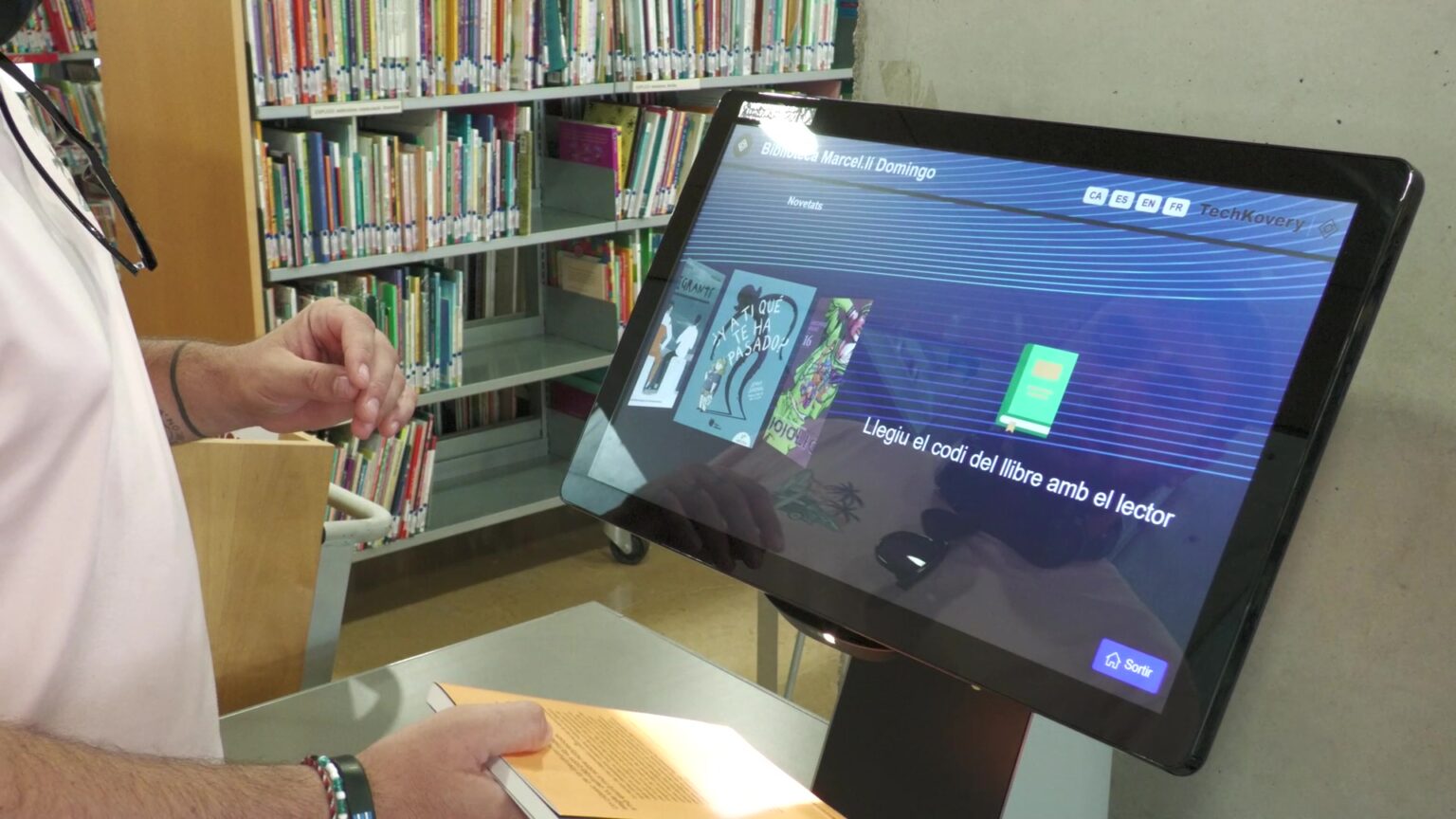 Màquina d'autopréstec digital instal·lada a la Biblioteca Marcel·lí Domingo de Tortosa, al Baix Ebre.