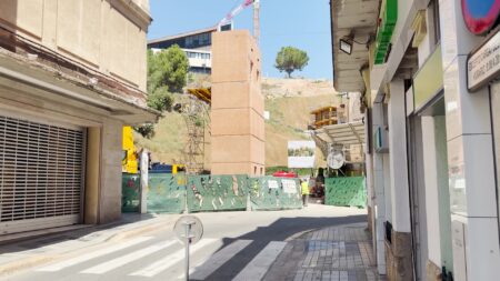 Obres d'instal·lació de l'estructura dels nous ascensors d'accés a l'Hospital Verge de la Cinta a Tortosa, Baix Ebre.