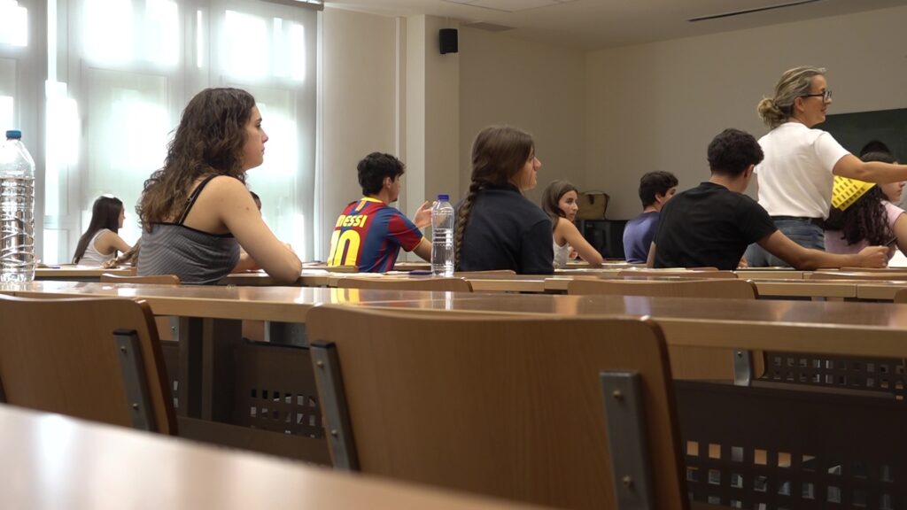 Estudiants de les Terres de l'Ebre asseguts a les aules del campus de la URV a Tortosa durant la realització de les proves de la Selectivitat.