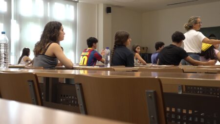 Estudiants de les Terres de l'Ebre asseguts a les aules del campus de la URV a Tortosa durant la realització de les proves de la Selectivitat.