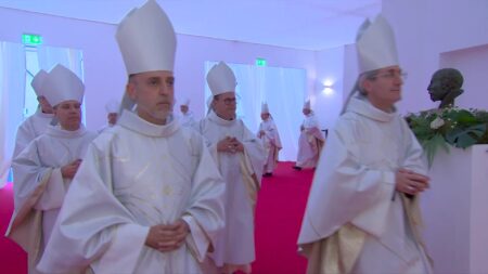 Bisbes de les Terres de l'Ebre en la processó de benedicció de la torre de Jesús pel papa Lleó XIV a la Sagrada Família.