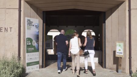 Aliances i coneixement per impulsar el futur de la Reserva de la Biosfera de les Terres de l’Ebre Participants asseguts escoltant les ponències durant el primer congrés de la Reserva de la Biosfera a Horta de Sant Joan, Terra Alta.