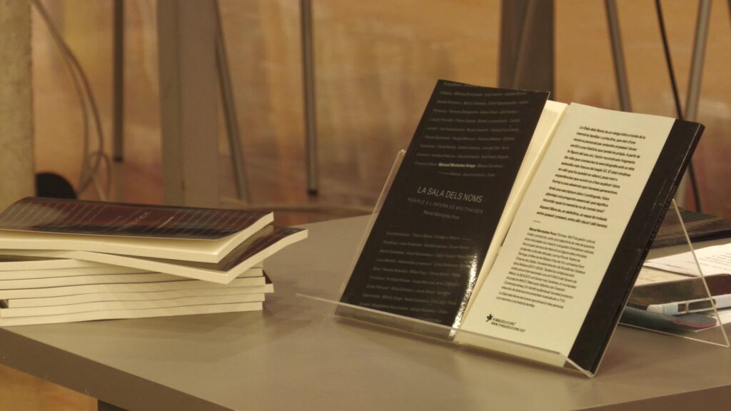 Exemplars de la novetat editorial La sala dels noms de Manel Montañés en un faristol transparent a Tortosa, Baix Ebre.