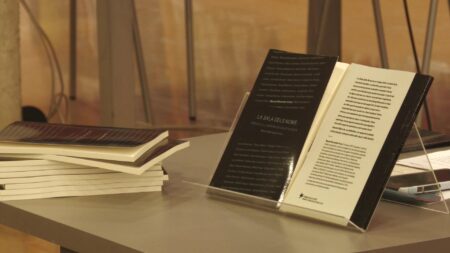 Exemplars de la novetat editorial La sala dels noms de Manel Montañés en un faristol transparent a Tortosa, Baix Ebre.