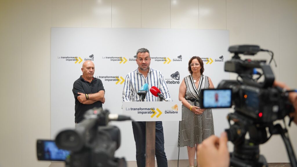 L'alcalde de Deltebre Lluís Soler oferint una roda de premsa sobre la gestió de l'aigua potable al municipi del Baix Ebre