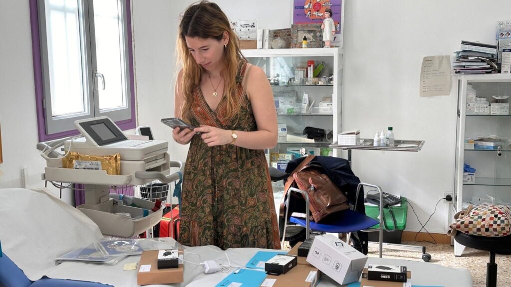 Una professional sanitària de l'EAP Terra Alta gestiona els dispositius digitals i les polseres intel·ligents per al monitoratge de pacients crònics a Gandesa