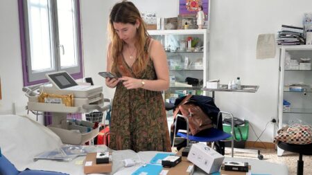Una professional sanitària de l'EAP Terra Alta gestiona els dispositius digitals i les polseres intel·ligents per al monitoratge de pacients crònics a Gandesa