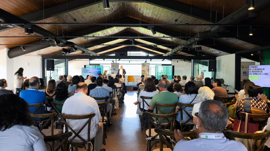 Auditori de les Vinyes del Convent a Horta de Sant Joan ple de públic durant la inauguració del primer Congrés de la Reserva de la Biosfera de les Terres de l'Ebre