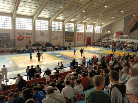 Competició de judo infantil i júnior amb múltiples tatamis i públic al pavelló Jordi Angelats de Tortosa, Terres de l'Ebre.