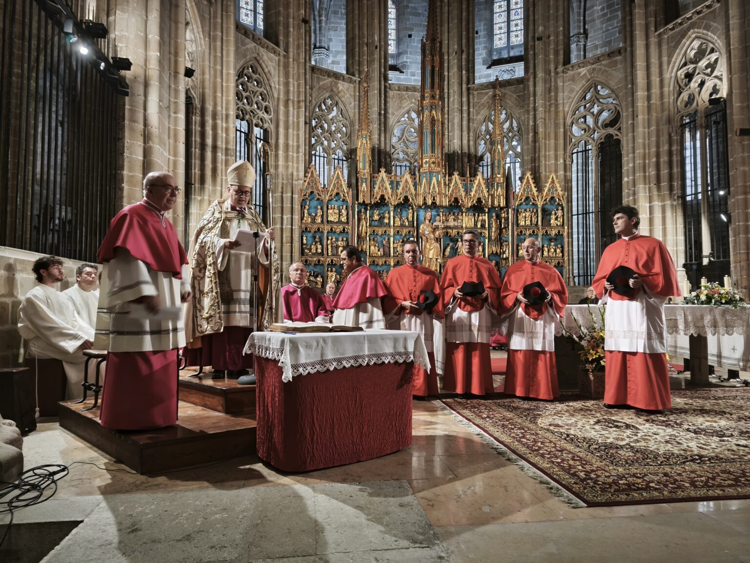 Solemne cerimònia de presa de possessió dels nous canonges de la Catedral de Tortosa, presidida pel bisbe Sergi Gordo davant de l'altar major del temple del Baix Ebre.