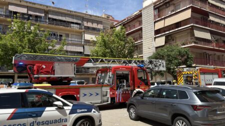 Un incendi en un habitatge de Tortosa obliga a confinar els veïns Un incendi en un habitatge de Tortosa obliga a confinar els veïns