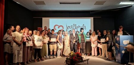 Representants educatius i premiats en l'acte dels XIII Jocs Florals Escolars a l'Institut de l'Ebre a Tortosa.