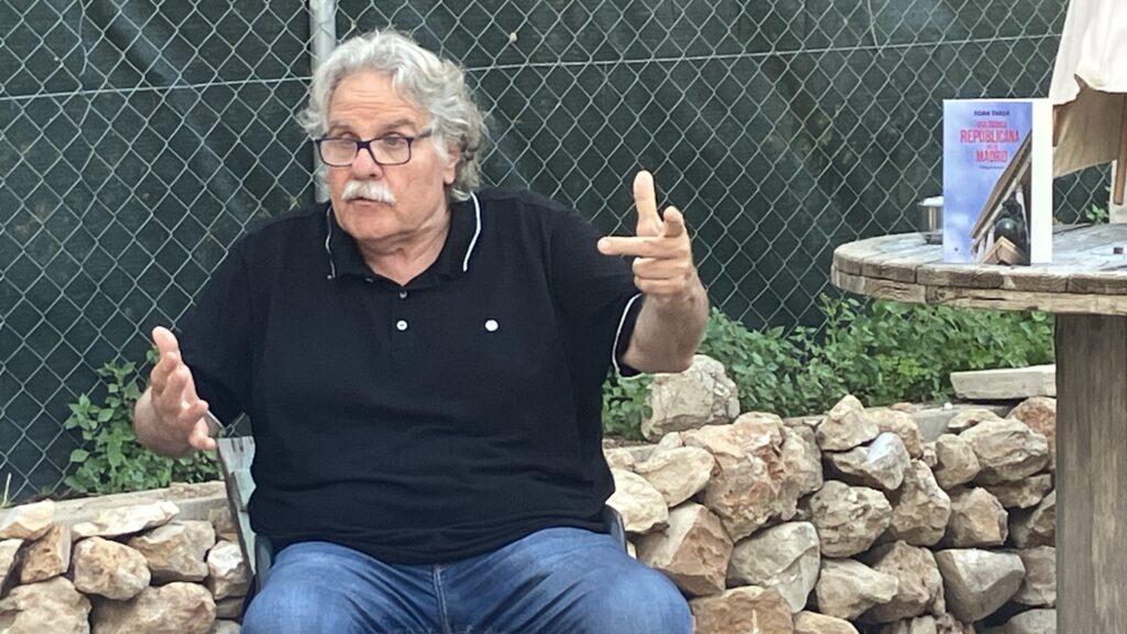 Joan Tardà explicant detalls de la seua obra Una crònica republicana des de Madrid a Camarles