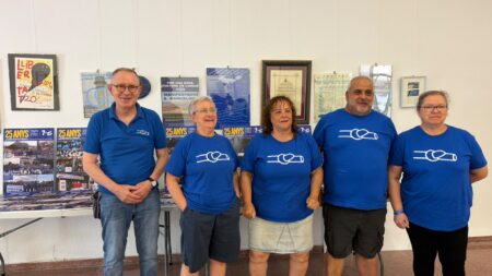 Membres de la Plataforma en Defensa de l'Ebre presentant al·legacions al pla hidrològic a Tortosa
