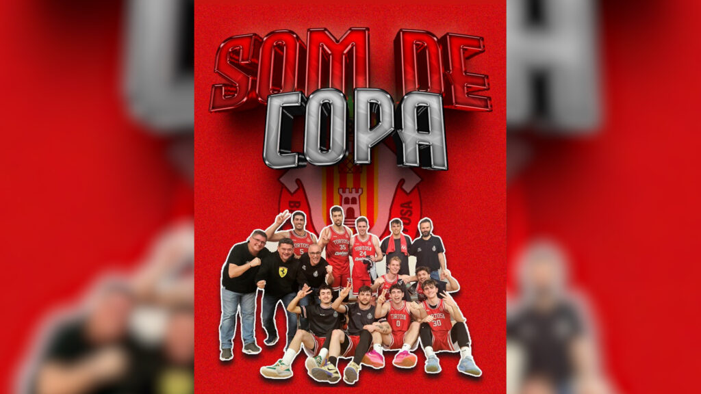 Jugadors i cos tècnic del CB Cantaires Tortosa celebrant l'ascens a Copa Catalunya a les Terres de l'Ebre.