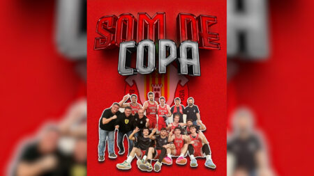 Jugadors i cos tècnic del CB Cantaires Tortosa celebrant l'ascens a Copa Catalunya a les Terres de l'Ebre.