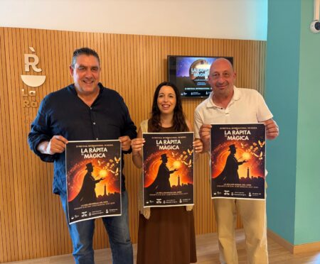 Presentació del II Festival Internacional de Màgia de la Ràpita amb les autoritats i el director artístic.