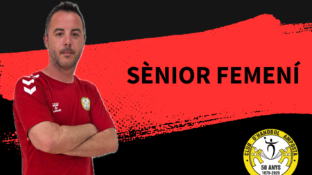 Felipe Uliaque, entrenador del sènior femení del Club Handbol Amposta, en el cartell oficial de la seua renovació a Amposta, al Montsià.