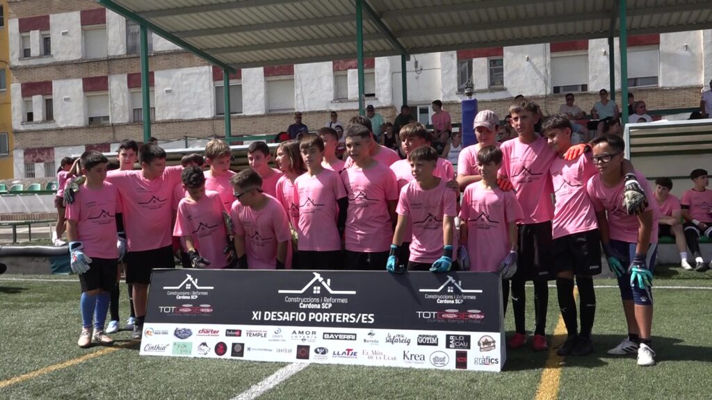 Grup de jóvens porters participants en l'11a edició del Desafiament de Porters a l'Estadi de la Santa Creu de Jesús.