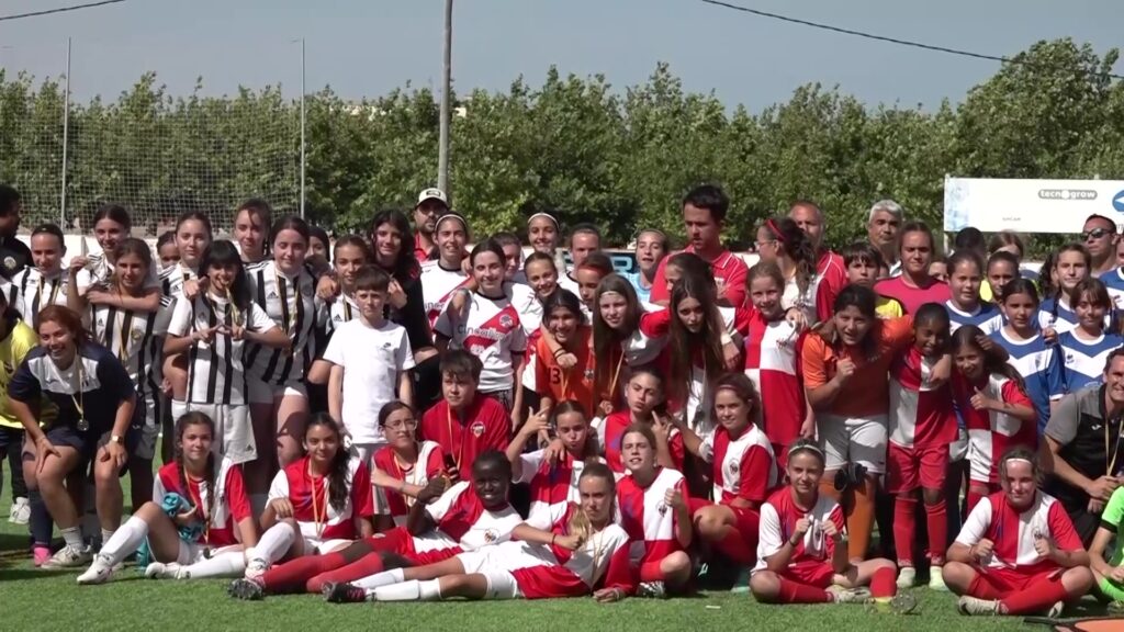 Grup de jóvens jugadores de futbol femení base celebrant un triomf amb medalles a les Terres de l'Ebre.