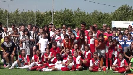 Grup de jóvens jugadores de futbol femení base celebrant un triomf amb medalles a les Terres de l'Ebre.