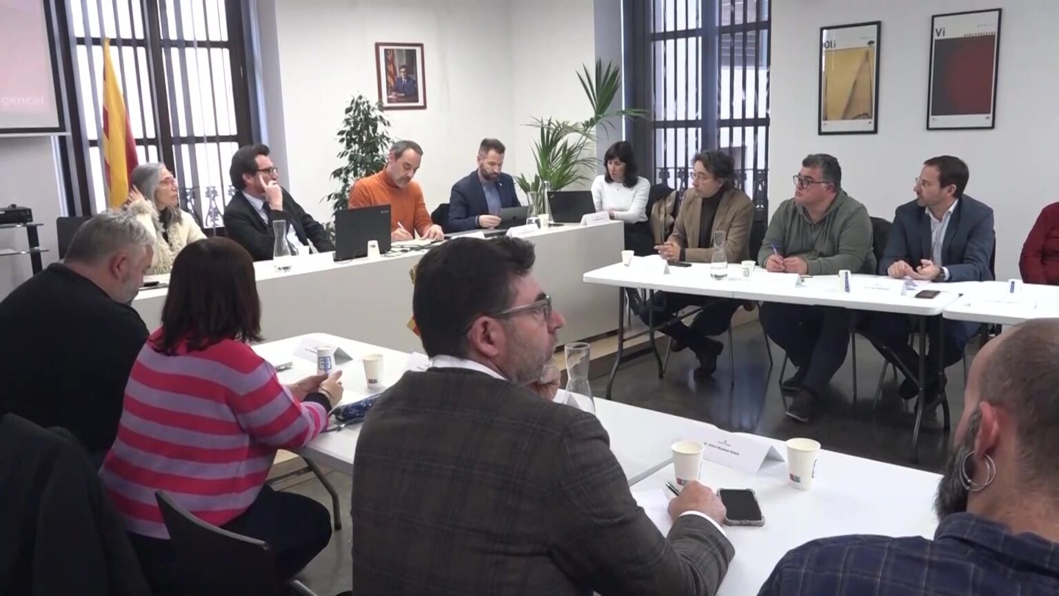 Reunió de treball de l'òrgan de governança del Fons de Transició Nuclear en una sala de comissions