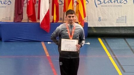 Roger Espuny del Club Twirling l'Ametlla de Mar al podi de Blanes com a campió d'Espanya.