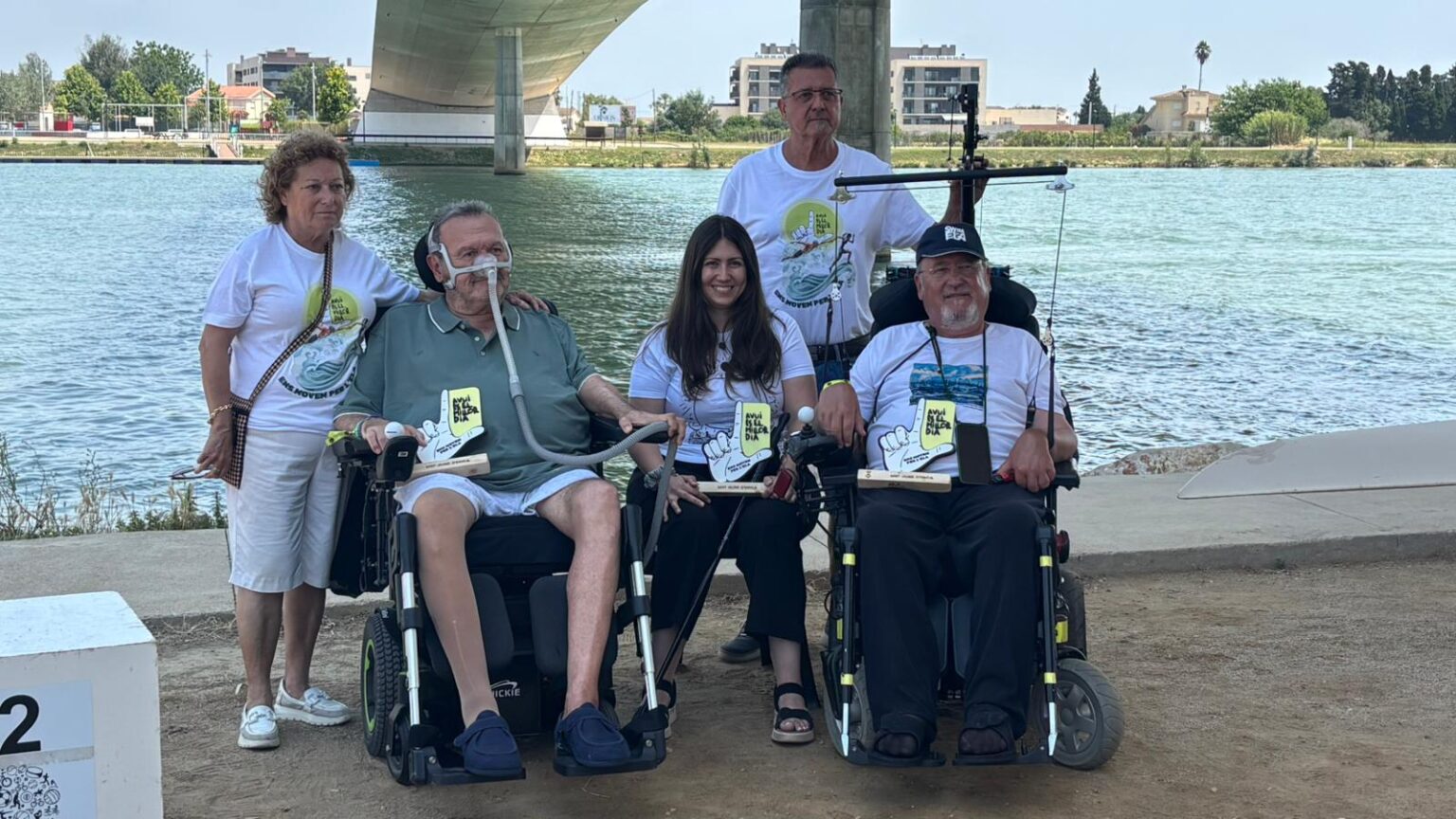 Representants institucionals i afectats d'ELA durant la jornada solidària Ens Movem per l'ELA a Sant Jaume d'Enveja, Terres de l'Ebre.