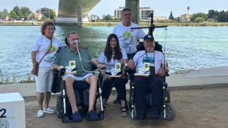 Representants institucionals i afectats d'ELA durant la jornada solidària Ens Movem per l'ELA a Sant Jaume d'Enveja, Terres de l'Ebre.