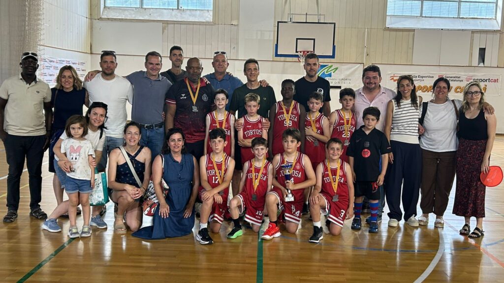 Jugadors, cos tècnic i famílies del Premini del CB Cantaires Tortosa celebrant el subcampionat de Catalunya de bàsquet a la Ràpita, comarca del Montsià.