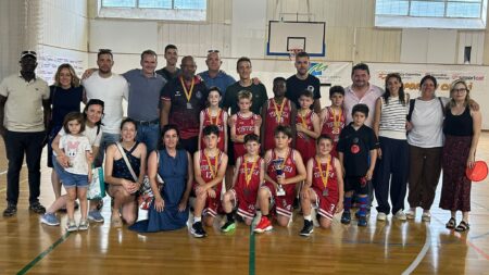 Jugadors, cos tècnic i famílies del Premini del CB Cantaires Tortosa celebrant el subcampionat de Catalunya de bàsquet a la Ràpita, comarca del Montsià.