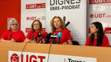 Roda de premsa de la plataforma Trens Dignes a la seu d'UGT de Tortosa, al Baix Ebre.