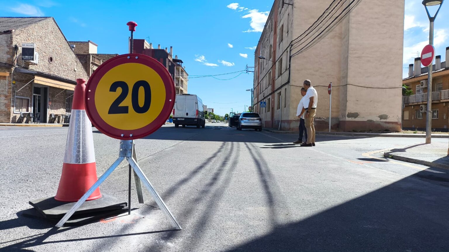 Senyal de limitació de velocitat a 20 quilòmetres per hora per obres a l'avinguda Catalunya de l'Aldea, al Baix Ebre.
