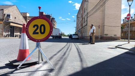 Senyal de limitació de velocitat a 20 quilòmetres per hora per obres a l'avinguda Catalunya de l'Aldea, al Baix Ebre.