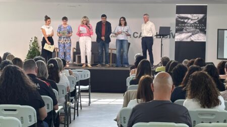 Professionals i autoritats a l'escenari del Casal Cívic d'Amposta durant la Jornada de Salut i Discapacitat Intel·lectual al Montsià.