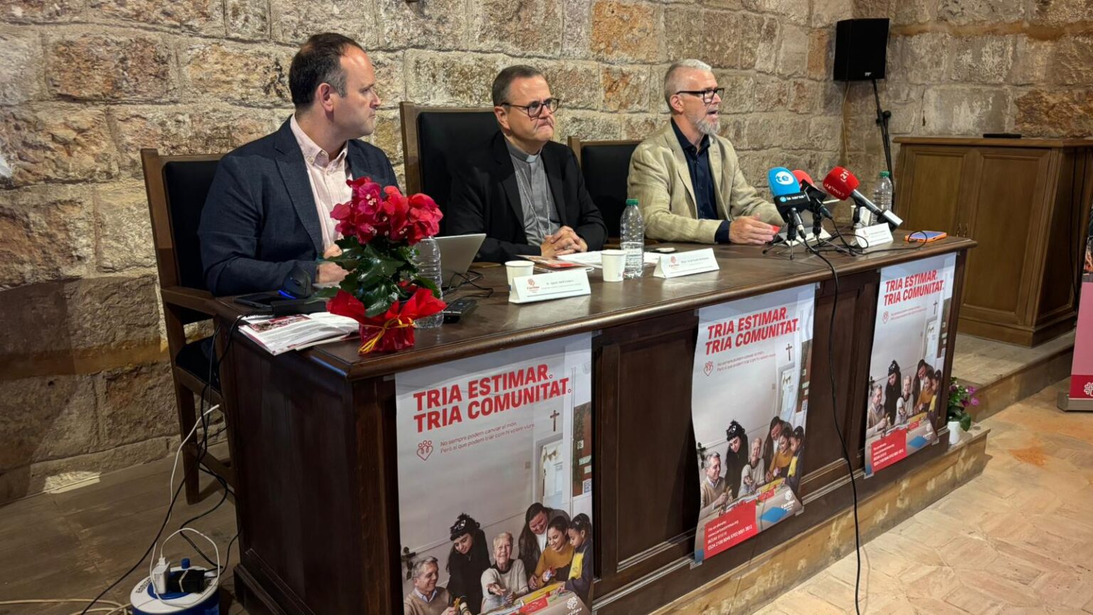 Roda de premsa de presentació de la memòria de l'exercici 2025 de Càritas Diocesana de Tortosa al Baix Ebre, amb el bisbe Sergi Gord, el director Dídac Rodríguez i el secretari Agustí Adell.