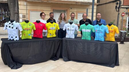 El Perelló acollirà l’inici i final de la primera etapa de la Volta Ciclista a Tarragona 2026 Presentació oficial dels mallots de la seixanta-tresena Volta Ciclista a Tarragona al municipi del Perelló amb autoritats locals.