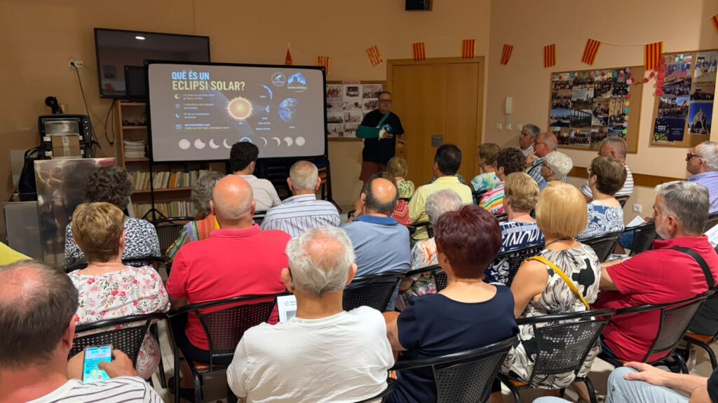 Jaume Roca fa una xerrada sobre l'eclipsi solar a l'Associació de Jubilats de Masdenverge